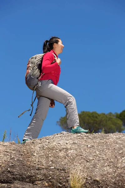 Kvinnliga vandrare vandring — Stockfoto