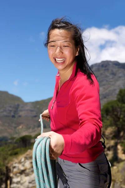 Leende asiatisk kvinna klättrare — Stockfoto