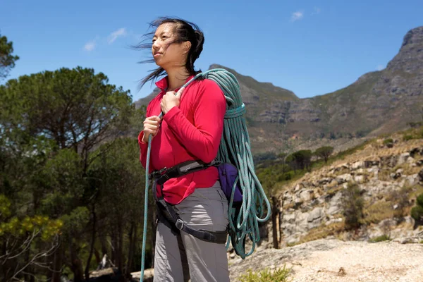 Mulher em caminhadas com corda — Fotografia de Stock