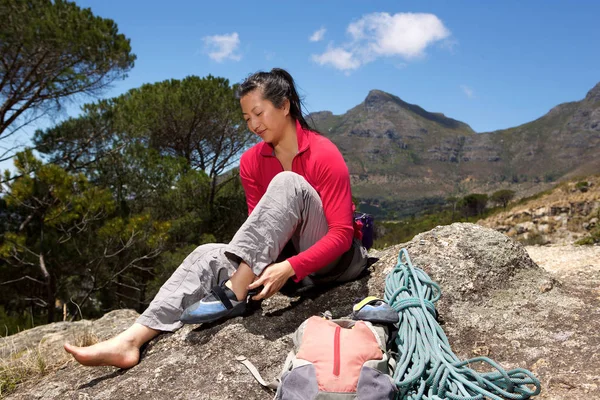 Asian female hiker sitting — Stock Photo, Image