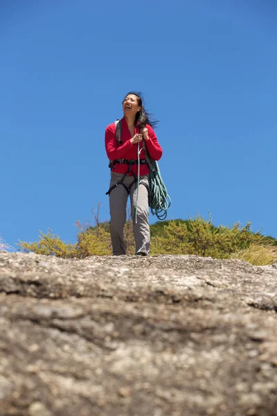 Climber carrying rope — Stock Photo, Image