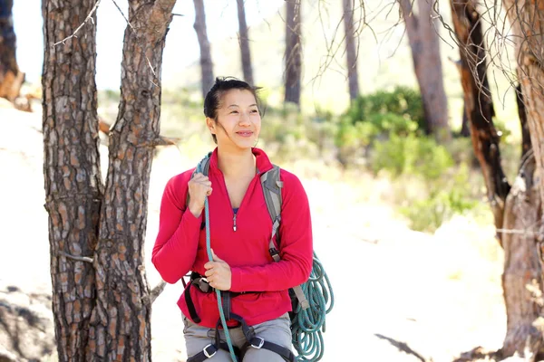 アジアの女性のハイキング — ストック写真