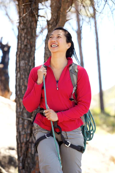 女性の自然の中のハイキング — ストック写真