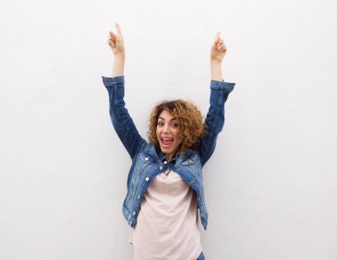 Beyaz arka plan karşı işaret eden kadın