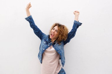  Kollarını kaldırdı gülüyor kadın 