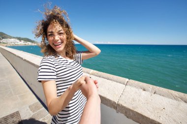 gülümseyen ve elele kadın 