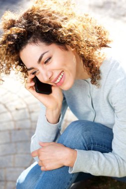 oturan genç gülümseyen 