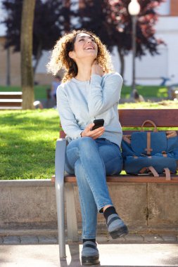 Parkta bankta oturan kadın 
