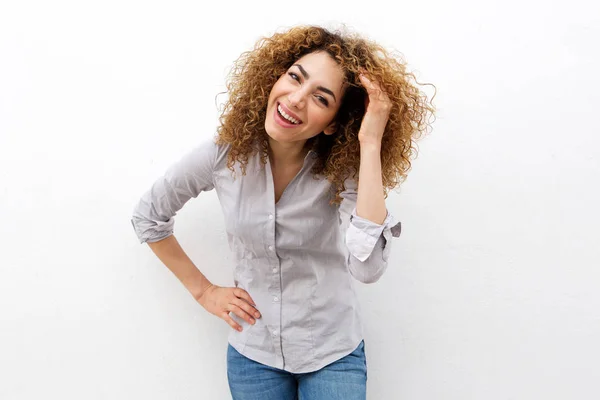 Mulher rindo com a mão no cabelo — Fotografia de Stock