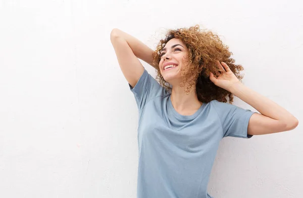 Kvinnan skrattar med handen i håret — Stockfoto