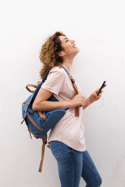 Jovem feliz ouvindo música — Fotografia de Stock