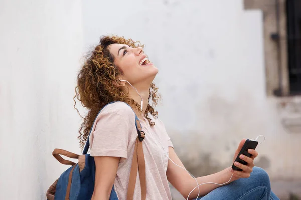 Jonge vrouw lachen — Stockfoto