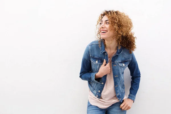 Femme riant avec veste en jean — Photo