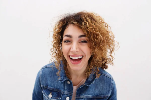Vacker ung kvinna skrattar — Stockfoto