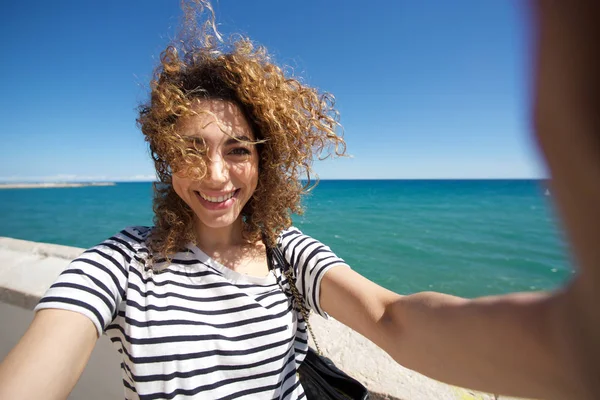 Mulher sorrindo e tomando selfie — Fotografia de Stock