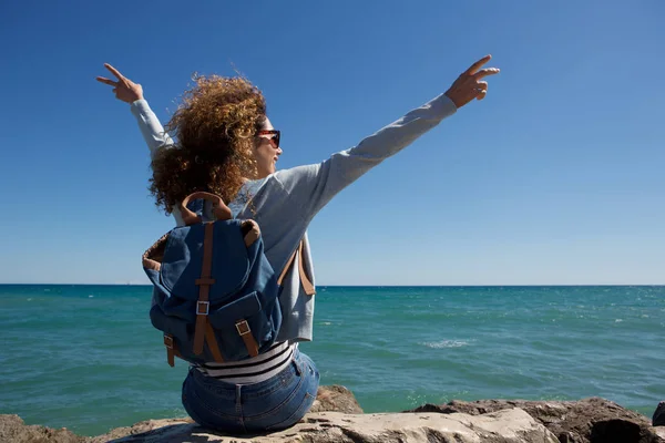 Vrouw genieten aan zee — Stockfoto