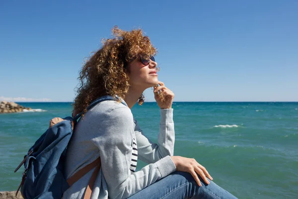 Vrouw zitten aan kust — Stockfoto