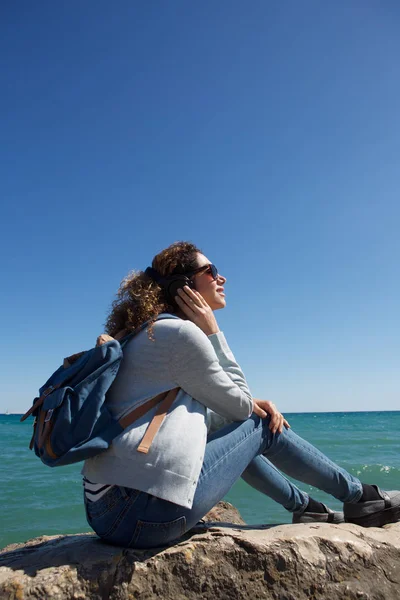 Donna seduta vicino al mare — Foto Stock