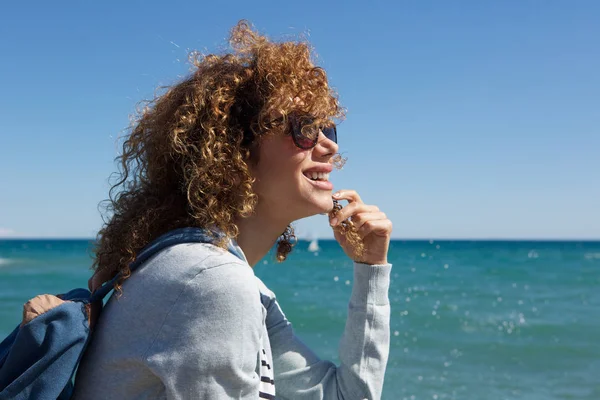 Femme assise au bord de la mer — Photo