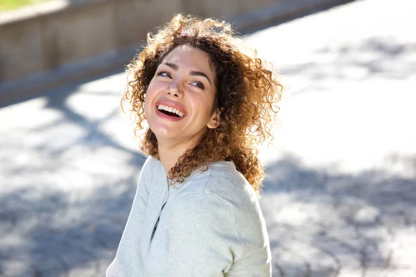 Attraktiv ung kvinna ler — Stockfoto