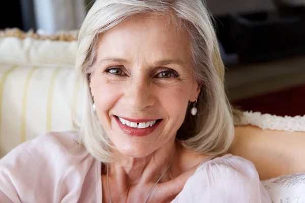 Beautiful older woman smiling — Stock Photo, Image