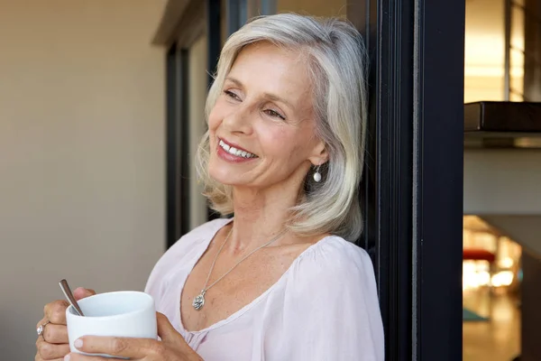 Femme plus âgée souriante debout — Photo