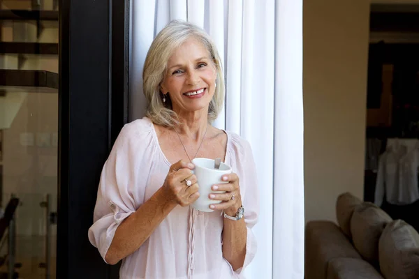 Woman standing with cup of tea — Stock Photo, Image