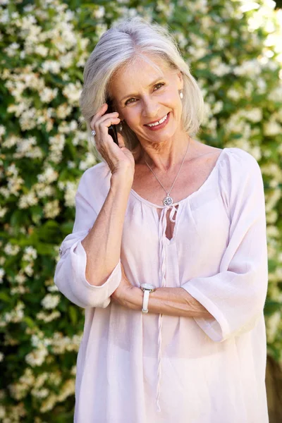 Mulher falando ao telefone — Fotografia de Stock