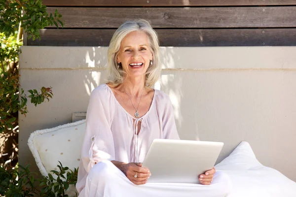 Mulher usando laptop fora — Fotografia de Stock