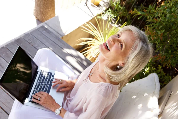 Woman laughing outside — Stock Photo, Image