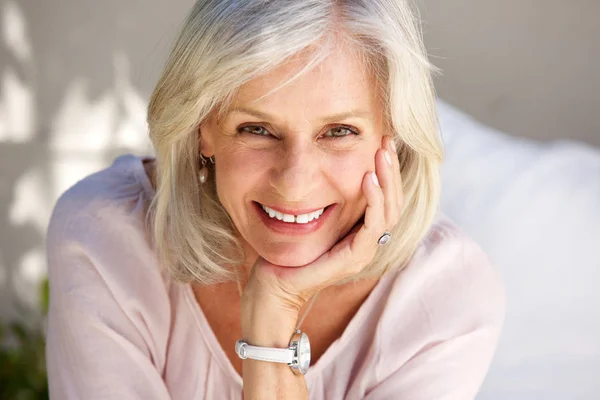 Mature woman smiling — Stock Photo, Image