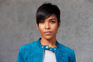 trendy genç siyah kadın 