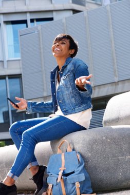 Neşeli genç Afrika Bayan