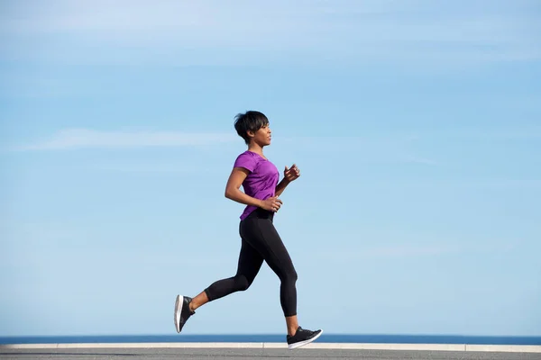 Ajuste joven mujer africana — Foto de Stock