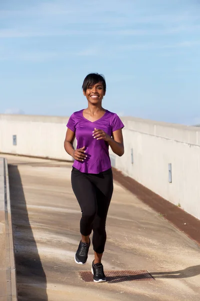 慢跑的年轻黑人妇女 — 图库照片