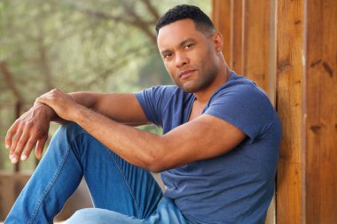 Dışarıda oturan genç adam 