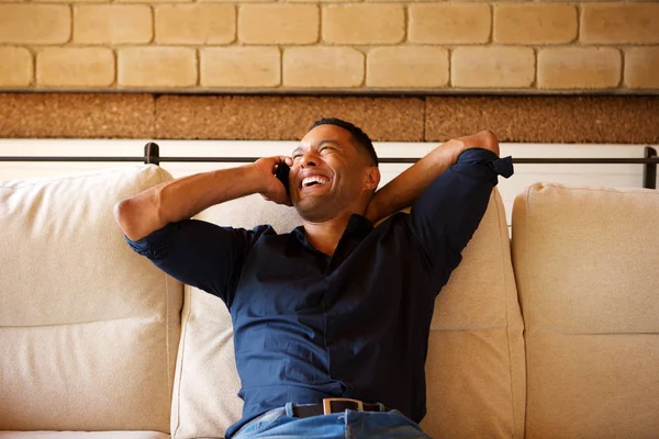 Relajado joven negro hombre — Foto de Stock