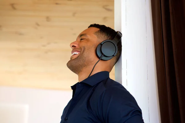 Hombre escuchando música — Foto de Stock