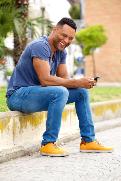 Uśmiechnięty mężczyzna młody z telefonu — Zdjęcie stockowe