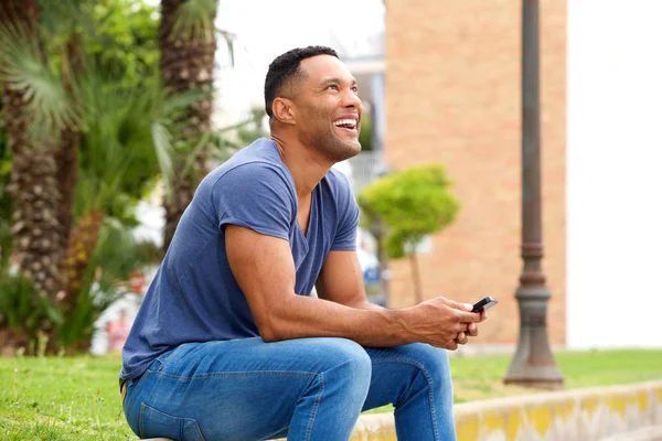 Glad ung man med mobiltelefon — Stockfoto