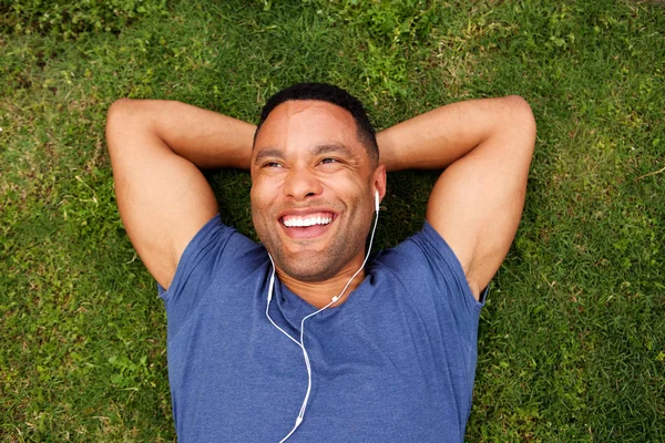 Glad ung afrikansk man — Stockfoto