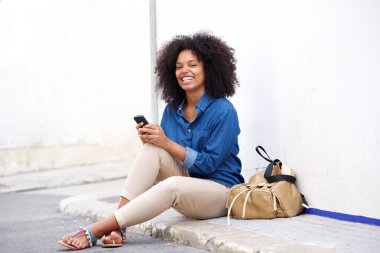 siyah kadın oturuyor. 