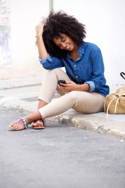 siyah kadın oturuyor.