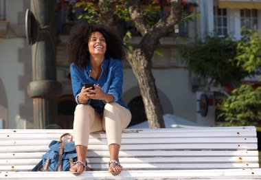 Gülümseyen bankta oturan kadın 