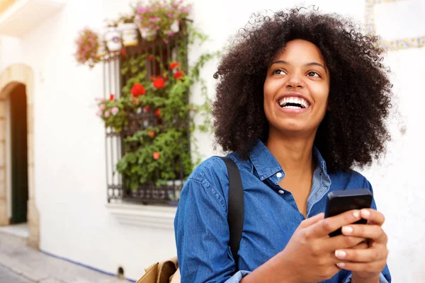 Mujer sonriente con teléfono móvil —  Fotos de Stock