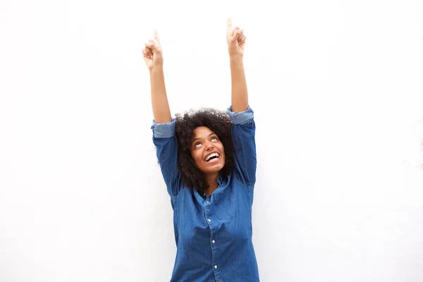 Mujer feliz señalando hacia arriba — Foto de Stock