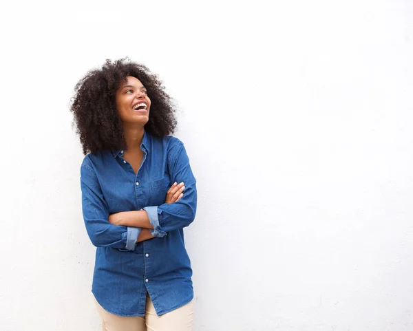 Mujer sonriendo con los brazos cruzados — Foto de Stock