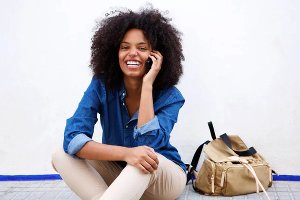 Mujer sonriente sentada —  Fotos de Stock