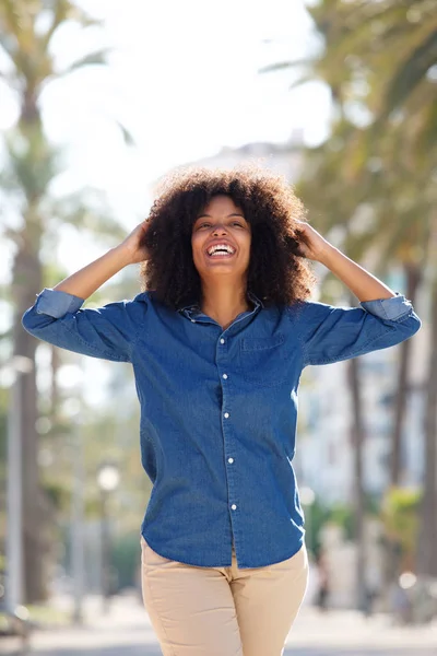 Mulher despreocupada sorrindo — Fotografia de Stock