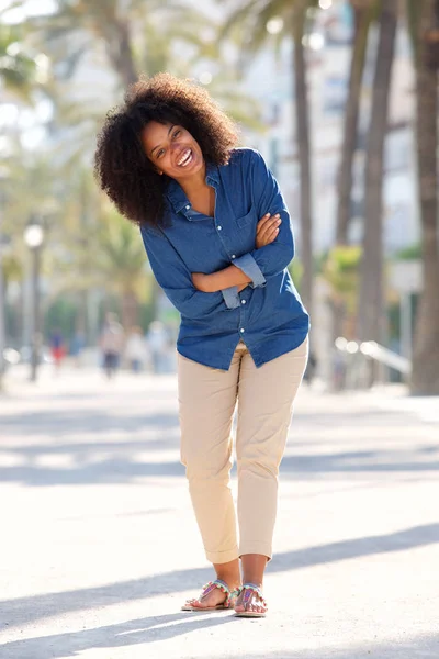 Femme debout sur la route — Photo